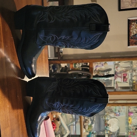 Laredo Black Heeled Western Boots - Picture 3 of 5